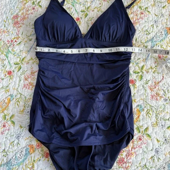 Tommy Bahama Pearl One-Piece Swimsuit size 10. LIke new! Slimming! - Picture 3 of 7